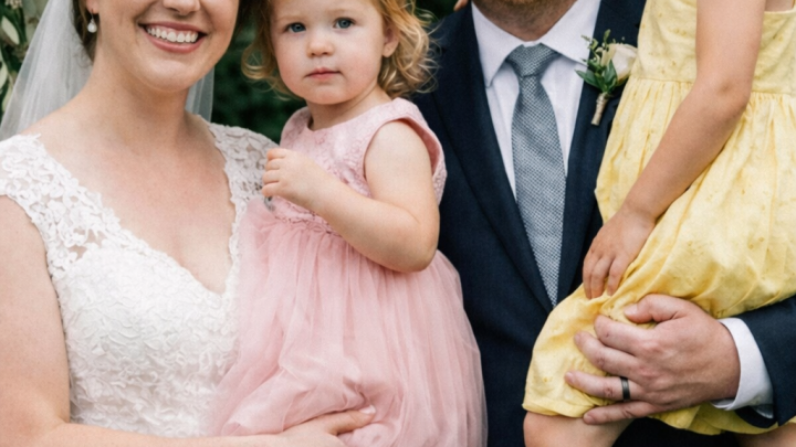 Vzala jsem si vdovce se dvěma malými dcerkami. Jednoho dne se mě jedna z nich zeptala: „Chceš vidět, kde bydlí moje maminka?“ — a dovedla mě až ke dveřím do sklepa.