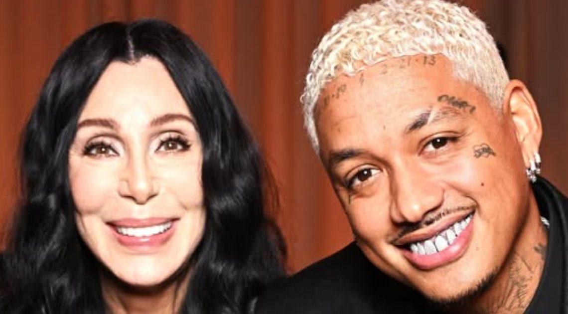 78letá Cher se objevila na veřejnosti se svým snoubencem a nevlastním synem!: Fanoušci diskutují o věkovém rozdílu a odvážném rodinném výletu!