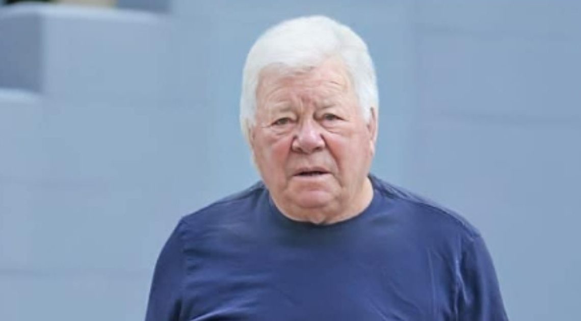 Ve svých devadesáti čtyřech letech kráčí životem stále s odhodláním a zachovává si právě to kouzlo, bystrý rozum a nenapodobitelný úsměv, díky kterým se kdysi stal skutečnou legendou popkultury!