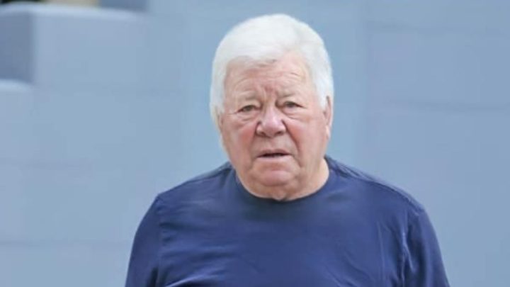 Ve svých devadesáti čtyřech letech kráčí životem stále s odhodláním a zachovává si právě to kouzlo, bystrý rozum a nenapodobitelný úsměv, díky kterým se kdysi stal skutečnou legendou popkultury!