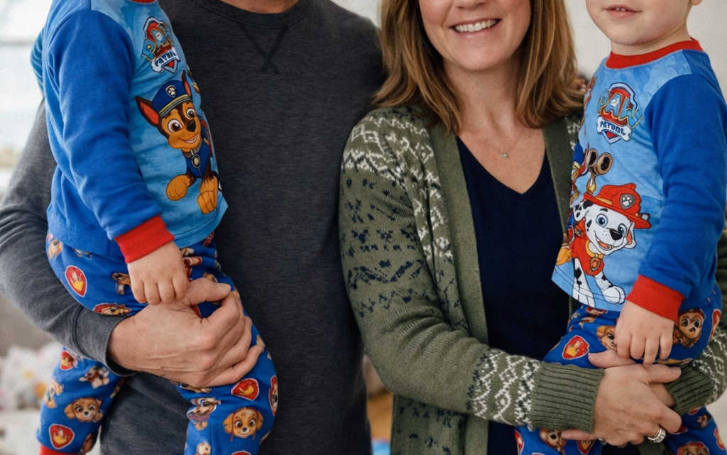 Manžel mě celé měsíce přemlouval, abychom adoptovali čtyřletá dvojčata – o měsíc později jsem zaslechla jeho skutečný důvod a zbledla jsem