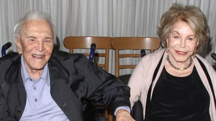 „Věk lásky“: Stoletý Kirk Douglas se po vydání své autobiografie podělil o dojemný okamžik se svou manželkou.