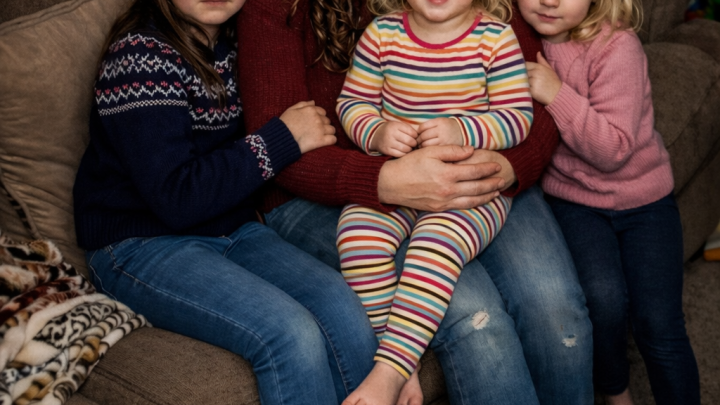 15 let jsem vychovávala tři dcery svého zesnulého bratra – minulý týden mi dal obálku, kterou jsem neměla otevírat před jejich očima