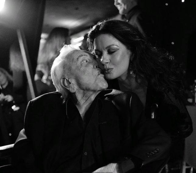 Viděl(a) jsi to? Nečekaný polibek mezi dvěma hollywoodskými hvězdami ohromil fanoušky!