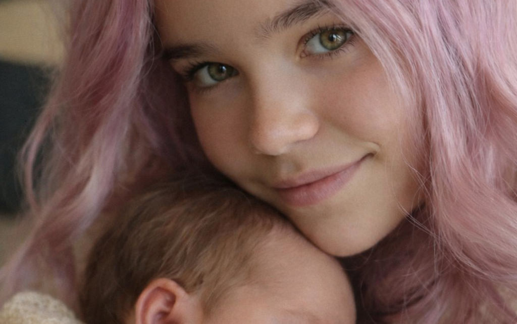 Moje dvanáctiletá dcera se podívala na mého novorozeného syna a vykřikla: „To není můj bratr“ – to, co jsme v nemocnici zjistili, mě úplně otřáslo