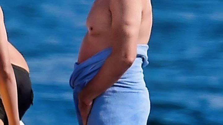 Legendární hollywoodskou hvězdu zachytili paparazzi na dovolené na vzácné fotografii: kdo je ten muž?