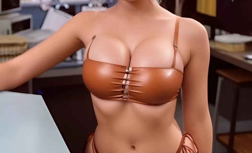 Herečka Erika Eleniak, známá ze seriálu Baywatch, nepřestává udivovat fanoušky svou proměnou a i ve svých 54 letech působí neuvěřitelně svěže a atraktivně.