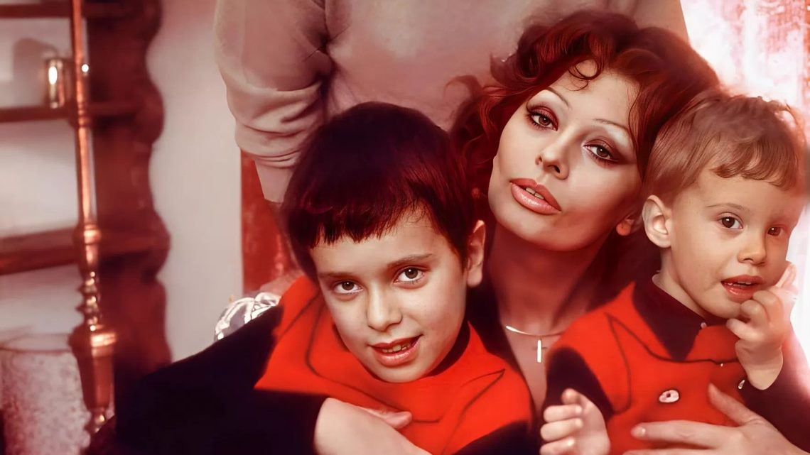 Syn Sophie Lorenové se zasnoubil s okouzlující Gruzínkou, která je o dvacet let mladší než on! Neuvěřitelné fotky.