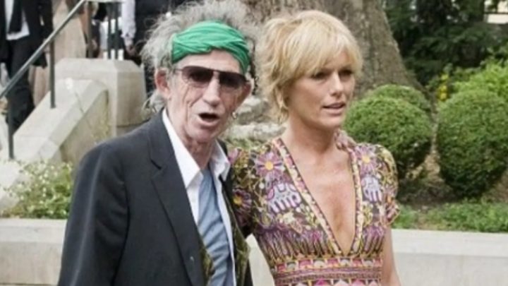 Rocková legenda a jeho manželka, modelka, se ocitli v hledáčku paparazzi při jednom ze svých vzácných veřejných vystoupení! Kdo je tento pár?