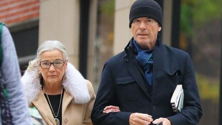 Vzácný snímek z rodinného života, který pořídili paparazzi, zachytil hollywoodskou hvězdu v klidném, uvolněném okamžiku mimo natáčení! Kdo to je?