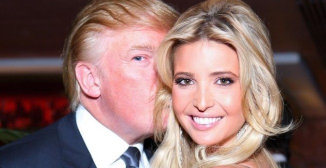 Všechny pohledy upřeny na stříbrné šaty: Ivanka Trumpová se efektně objevila po boku Jareda Kushnera