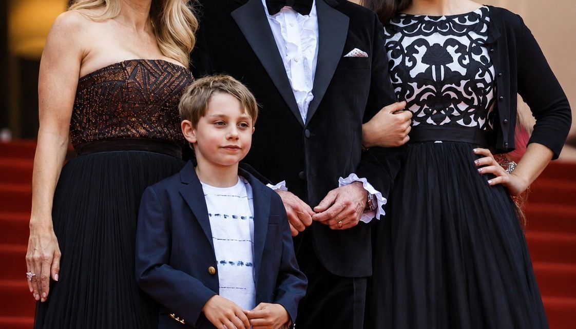 John Travolta zveřejnil vzácnou rodinnou fotografii – a fanoušci nemohou uvěřit, jak vysoký jeho syn vyrostl.
