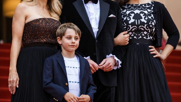 John Travolta zveřejnil vzácnou rodinnou fotografii – a fanoušci nemohou uvěřit, jak vysoký jeho syn vyrostl.
