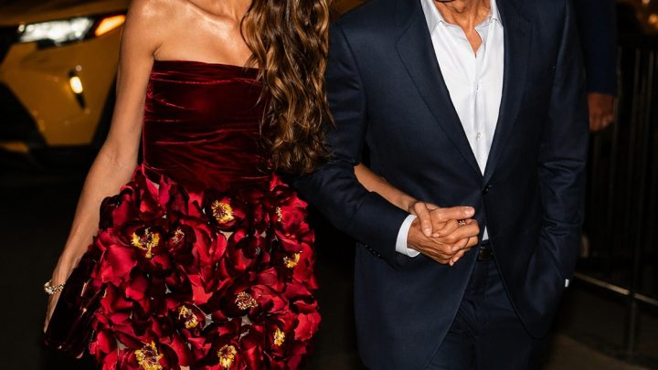 Amal Clooney na sebe upoutala všeobecnou pozornost odvážnou minisukní během oslav 65. narozenin George Clooneyho v Saint-Tropez