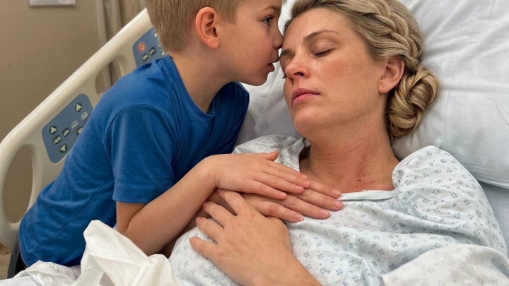 Když jsem se probudila z kómatu, zaslechla jsem, jak můj syn šeptá: „Mami, jestli mě slyšíš, neotvírej oči — raději poslouchej, co táta plánuje.“