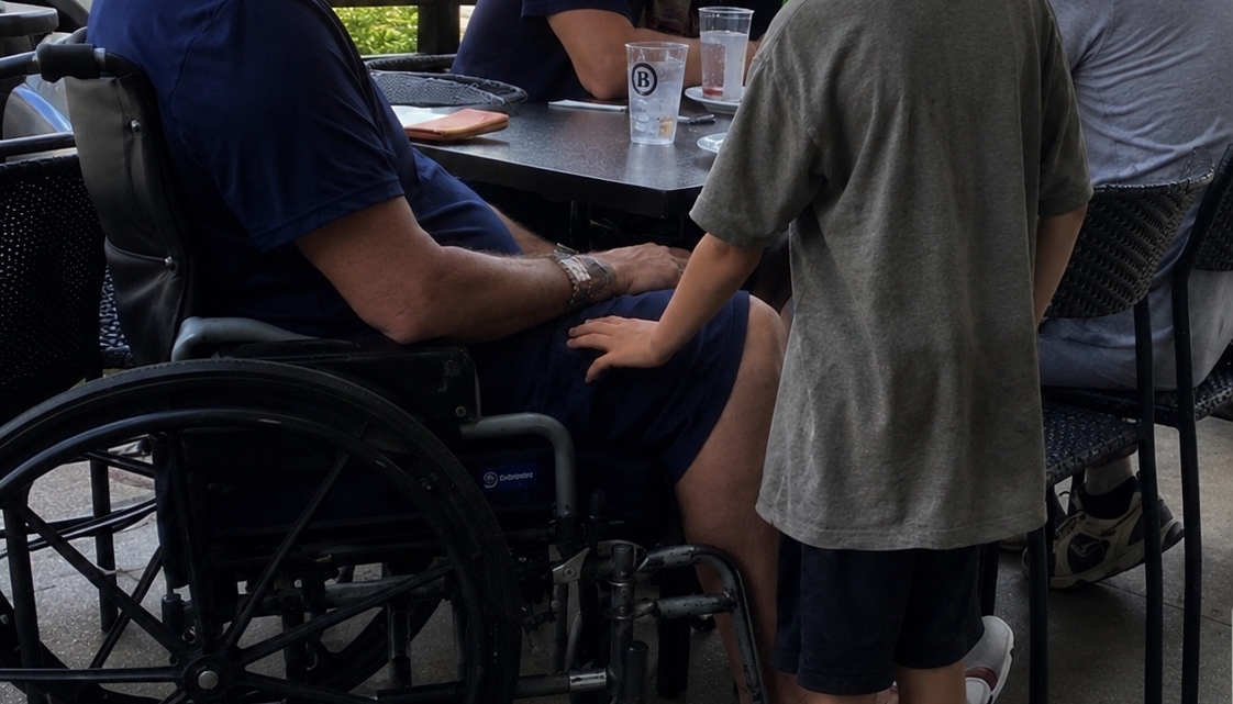 V přeplněné kavárně ke mně přistoupil nějaký chlapec a řekl, že mě dokáže zase postavit na nohy – smála jsem se, dokud se mi po dvaceti letech nehybnosti nepohnuly prsty na nohou