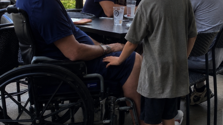 V přeplněné kavárně ke mně přistoupil nějaký chlapec a řekl, že mě dokáže zase postavit na nohy – smála jsem se, dokud se mi po dvaceti letech nehybnosti nepohnuly prsty na nohou