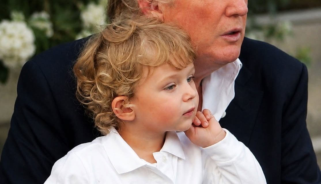 Dvometrový krasavec, ze kterého roste skutečná hvězda a který si získává srdce všude, kam přijde!: Jak dnes vypadá Barron Trump?