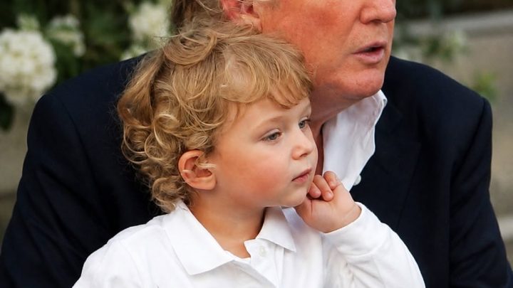 Dvometrový krasavec, ze kterého roste skutečná hvězda a který si získává srdce všude, kam přijde!: Jak dnes vypadá Barron Trump?