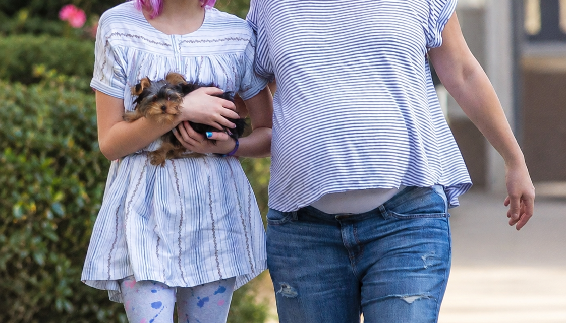 Akční hvězda byla zachycena v objektivu paparazzi během vzácného výstupu: budete vědět, kdo to je?