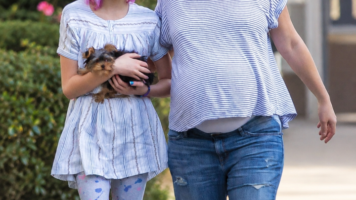 Akční hvězda byla zachycena v objektivu paparazzi během vzácného výstupu: budete vědět, kdo to je?