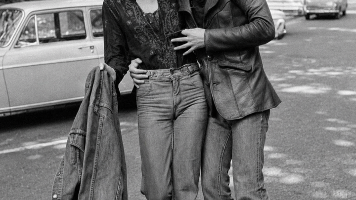 Rocková legenda na této vzácné archivní fotografii vypadá úplně jinak: můžete zjistit, kdo to je?