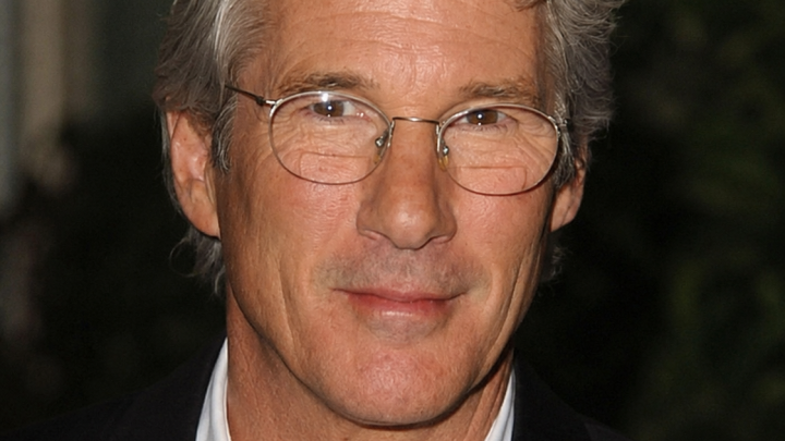 «Unavený a úplně šedovlasý stařec»: dvaasedmdesátiletý Richard Gere se objevil na veřejnosti se svou mladou ženou.