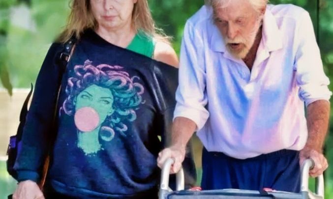 Poprvé po dlouhé době byla paparazzi zachycena hollywoodská legenda: poznáte tohoto herce?