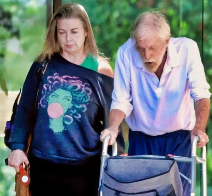 Poprvé po dlouhé době byla paparazzi zachycena hollywoodská legenda: poznáte tohoto herce?