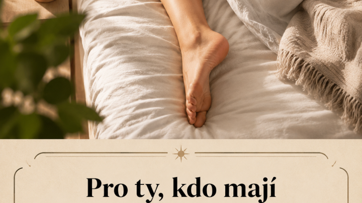 Proč usínáme rychleji, když vystrčíme jednu nohu zpod deky?  Vědci tento zajímavý efekt vysvětlili 