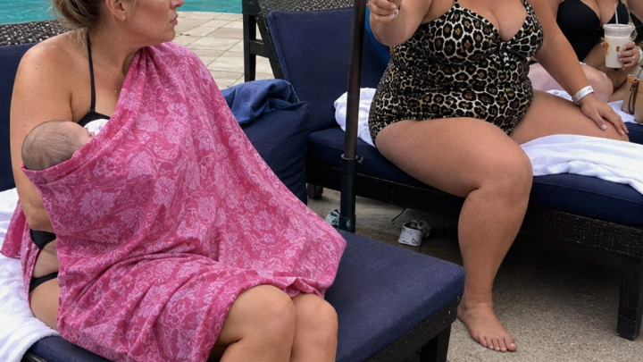 Žena mě zahanbila za to, že jsem kojila své 6měsíční dítě u bazénu – Pak jí manažer hotelu podal něco, co ji přimělo křičet