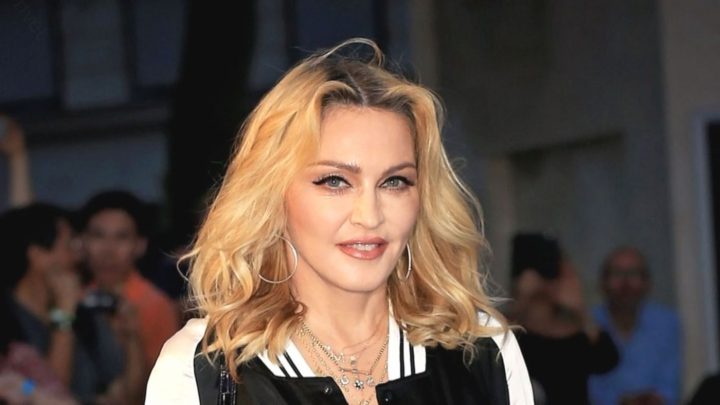 Je jí už 67, ale je to, jako by «pokousala Bianca Censori: Madonna ohromila publikum novým vzhledem v průhledném mini
