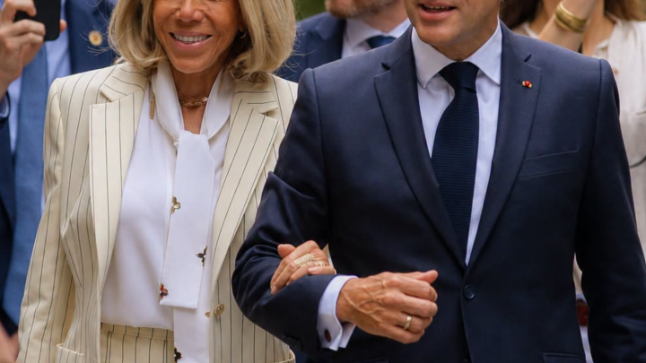 73 letá Brigitte Macron překvapila fanoušky záběry z Azurového pobřeží: první dáma se objevila v ultrakrátkých šortkách 