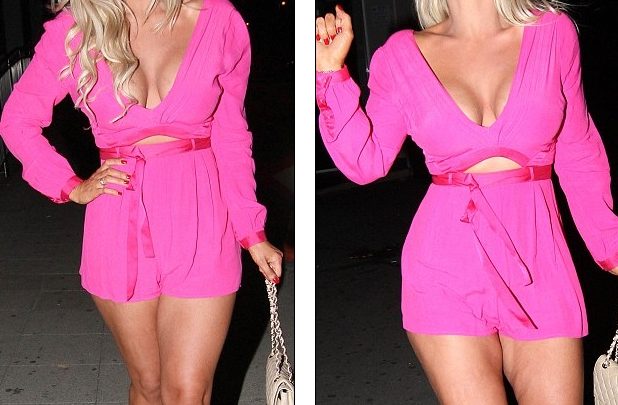 Zářící na pobřeží! Hvězda televizní reality show byla spatřena na slunečné dovolené ve vzácném okamžiku mimo kamery
