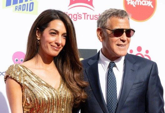 Amal Clooney potěšila publikum svým odvážným zlatým obrazem a George Clooney z ní nemohl spustit oči