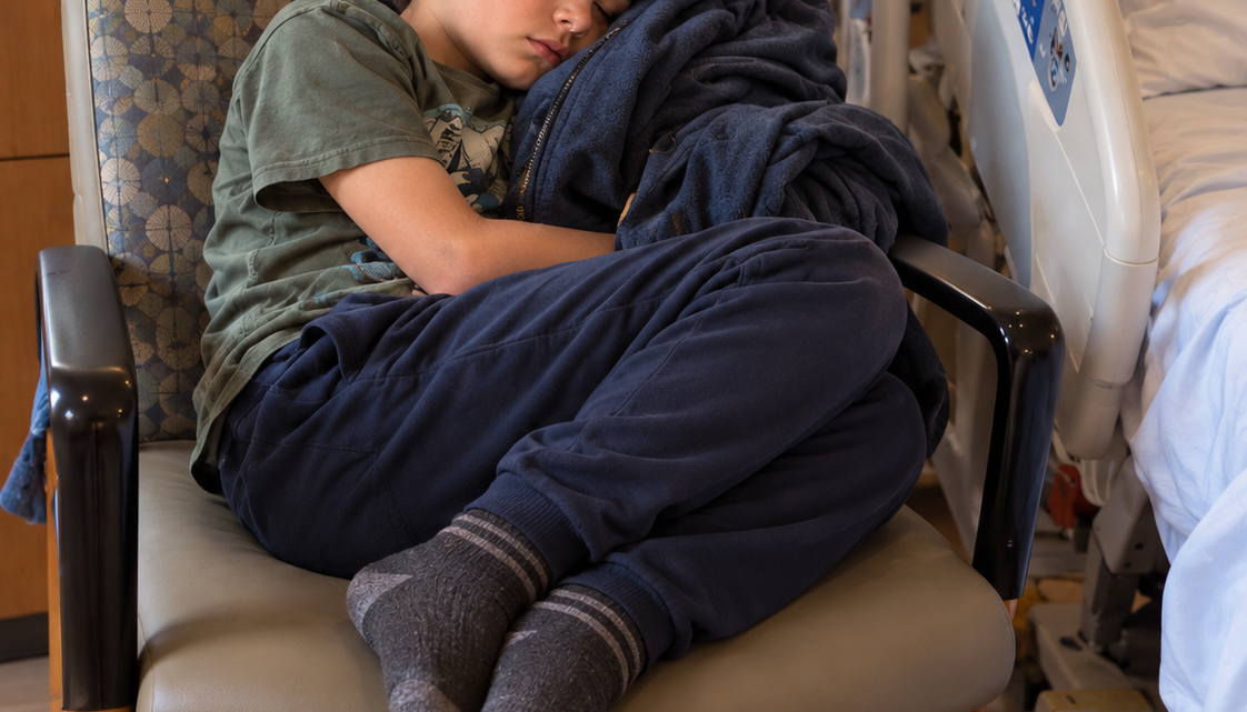 Probudil jsem se z komy a našel jsem svého 9letého vnuka spícího vedle mé nemocniční postele – Objal mě a zašeptal: ‚Babičko, příště přijde teta, předstírej, že stále spíš. Pak pochopíš, proč jsem tě neopustil