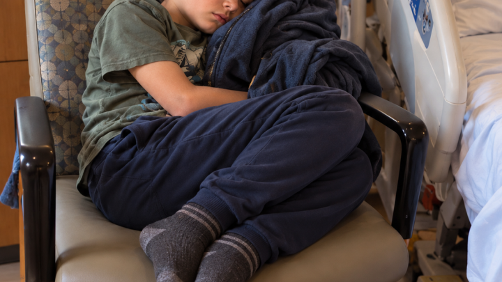 Probudil jsem se z komy a našel jsem svého 9letého vnuka spícího vedle mé nemocniční postele – Objal mě a zašeptal: ‚Babičko, příště přijde teta, předstírej, že stále spíš. Pak pochopíš, proč jsem tě neopustil