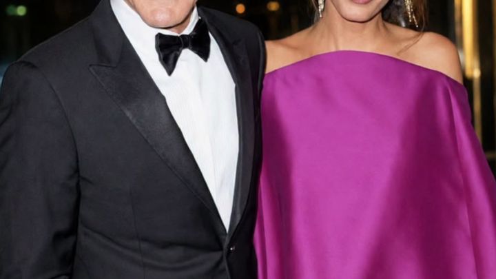 Manželka George Clooneyho Amal okouzlila publikum v přiléhavých sněhobílých šatech během romantického rande na jezeře Como… poté, co se pár musel evakuovat ze svého domova ve Francii