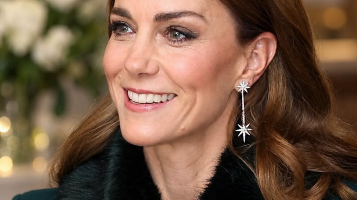 Kate Middleton v elegantních vypasovaných šatech doprovázela svého syna do školy v dešti