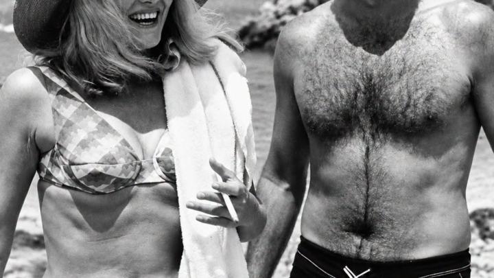 Filmové legendy ve vzácném archivním rámu relaxují na pláži: můžete zjistit, kdo je před vámi?