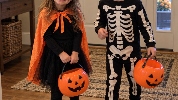 Matka poslala svá dvojčata, aby posbírala Halloween Candy –, která se vrátila s pláčem po jejich poslední zastávce v Sousedově domě