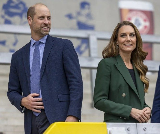 Kate Middleton si na cestu do Leedsu s princem Williamem znovu oblékla známou zelenou bundu