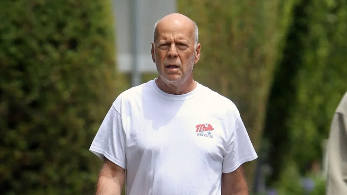 «Žije odděleně, sotva mluví a má potíže se stěhováním»: Dcera Bruce Willise sdílela dojemnou fotku se svým otcem a znepokojenými fanoušky