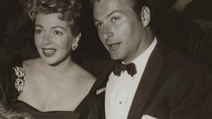 Hollywoodské legendy jsou na této vzácné archivní fotografii téměř k nepoznání!: Uhodnete, kdo je na fotografii?