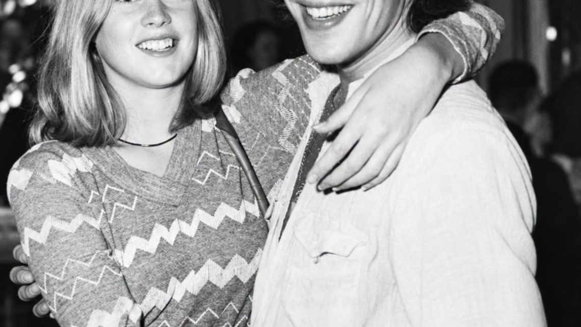 Mladé hollywoodské hvězdy na vzácné archivní fotografii pořízené na začátku jejich slavného románu: poznat tento pár?