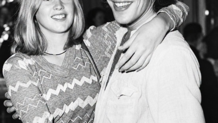 Mladé hollywoodské hvězdy na vzácné archivní fotografii pořízené na začátku jejich slavného románu: poznat tento pár?