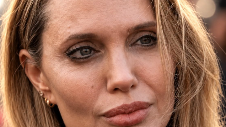 osmnáctiletá dcera Angeliny Jolie a Brada Pitta prodává vlastní obrazy přímo na ulici