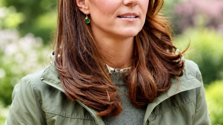«Oblečení jako babička a příliš staromódní styl»: Vzhled Kate Middleton na červeném koberci byl vášnivě diskutován na internetu