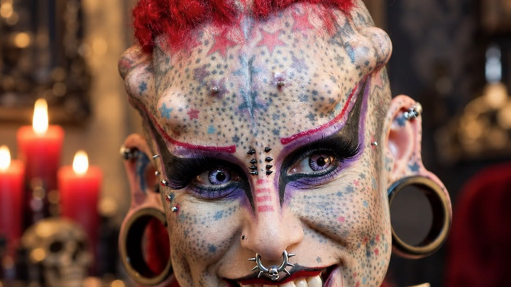 Proměnila se v «a vampire» a téměř úplně zakryla své tělo tetováním — podívej se, jaká byla před svou proměnou