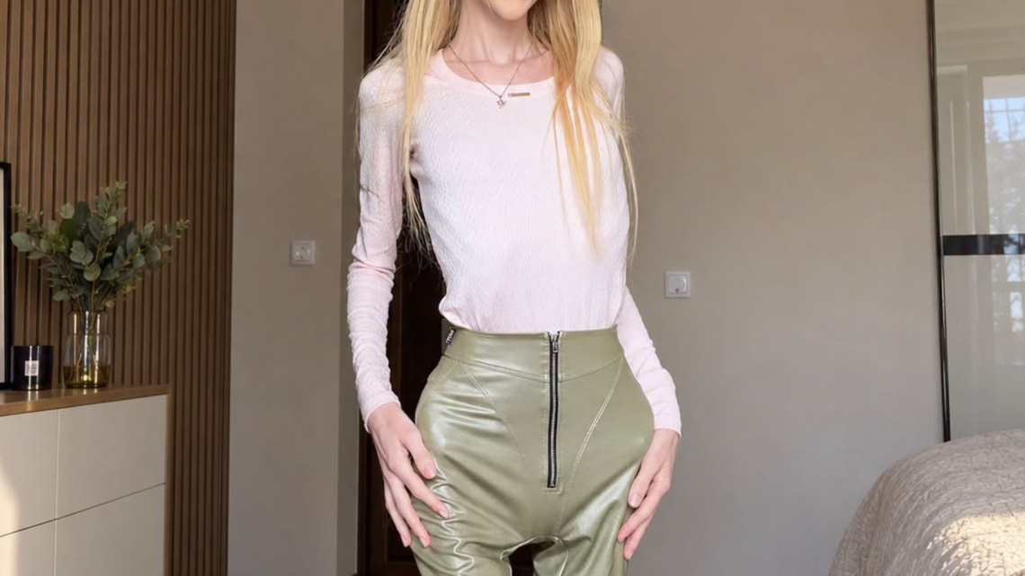 «Fans doufají, že s her» je vše v pořádku: ukrajinský blogger vážící 23 kilogramů pózoval v mini a znepokojil uživatele internetu